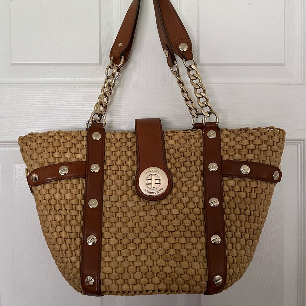 MICHAEL KORS RAFFIA SANTORINI TOTE PURSE, STRAW W/ GOLD CHAIN & BROWN LEATHER